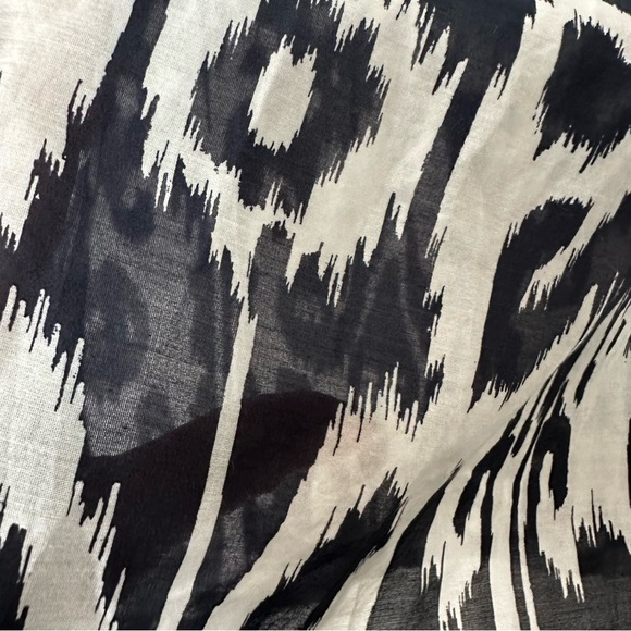 Athleta Navy and White Patterned Blouse‎ - Picture 3 of 7